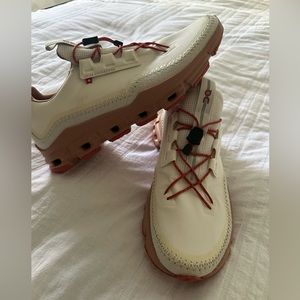 ON Cloud cloud away sneakers Never worn!!